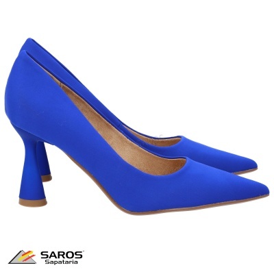 Sapatos de salto azul com bico apontado