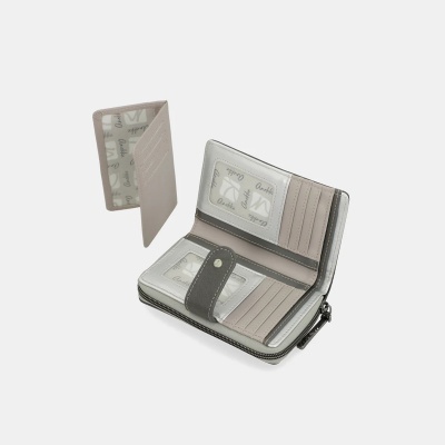 Carteira cinzenta, bege e branca aberta com compartimentos para cartões