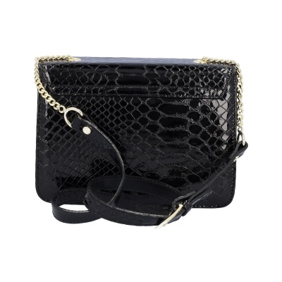 Bolsa preta com padrão de pele de cobra e alça com corrente dourada