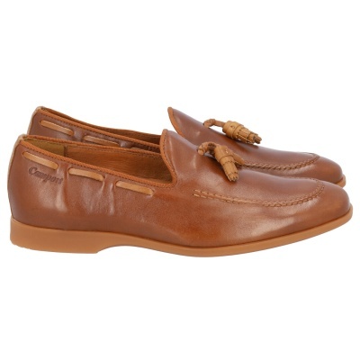 Sapatos de couro castanho claro com pompons e marca CAMPORT na lateral