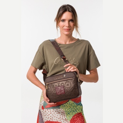 Mala de ombro castanha texturizada com detalhes dourados e alça multicolor