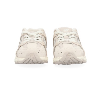 Ténis New Balance bege claro com sola texturizada e cordões brancos