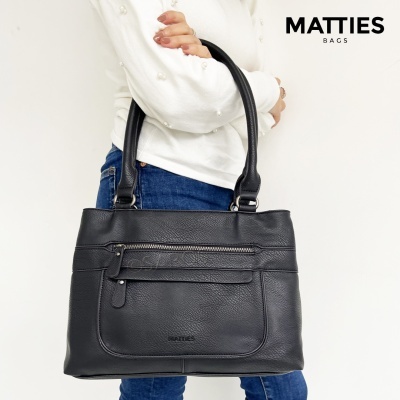 Mala preta de pele sintética com alças duplas e fecho de correr frontal