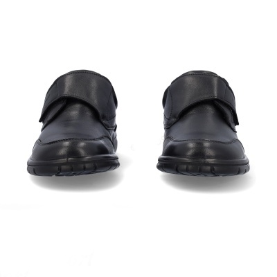 Sapatos masculinos pretos em couro com fecho de velcro sobre fundo branco