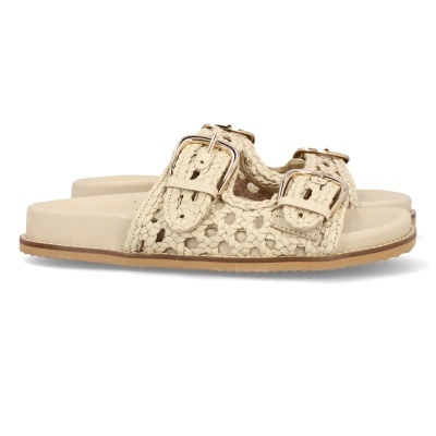 Sandálias femininas bege com tiras trançadas e fivelas prateadas sobre fundo branco