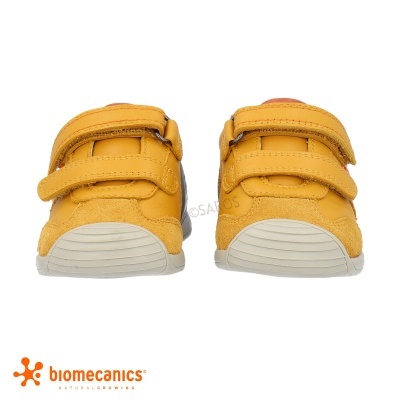 Par de sapatilhas infantis amarelas com velcro