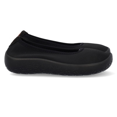 Sapatilhas femininas pretas com sola alta e superfície lisa