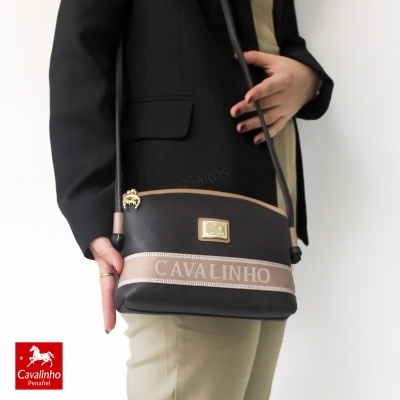 Mala transversal Cavalinho preta e bege com logótipo dourado e faixa com nome da marca.