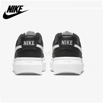 Sapatilhas Nike pretas e brancas vistas de trás.