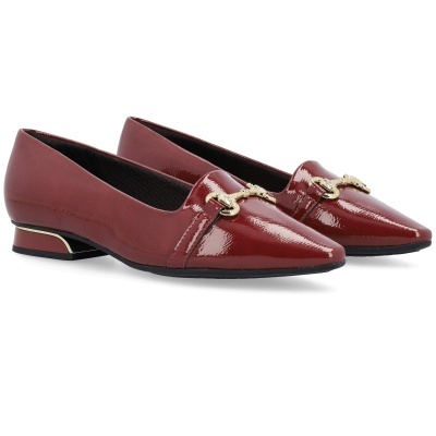 Sapatos baixos de verniz vermelho com detalhe dourado e sola preta
