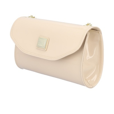 Mala bege clara tipo carteira com placa metálica e alça dourada