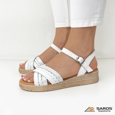 Sandálias brancas femininas com tiras entrelaçadas e sola bege em fundo branco