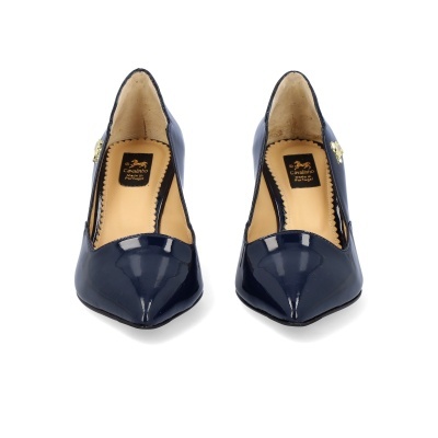 Par de sapatos de salto alto em verniz azul escuro sobre fundo branco