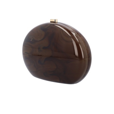 Mala de mão oval castanha marmoreada com fecho dourado