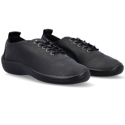 Par de sapatos pretos com cadarços e sola espessa