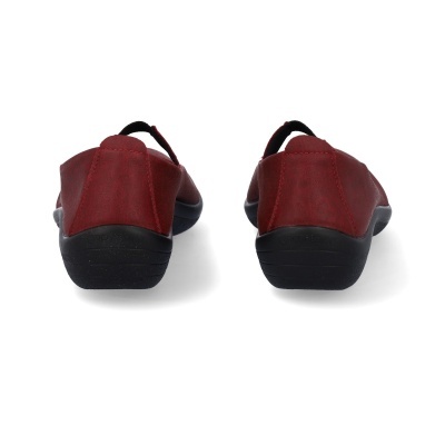 Par de sapatos femininos vermelhos vistos de trás com solas pretas