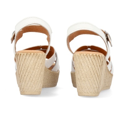 Sandálias de cunha brancas com salto em corda visto de trás