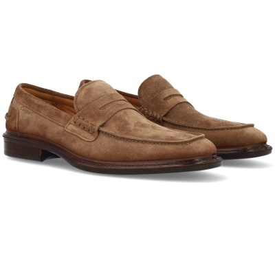 Mocassins castanhos em camurça com sola castanha