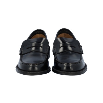 Par de mocassins pretos em couro brilhante com costura visível
