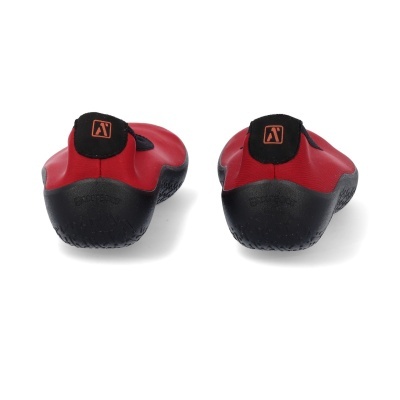 Sapatos vermelhos com sola preta vistos de trás