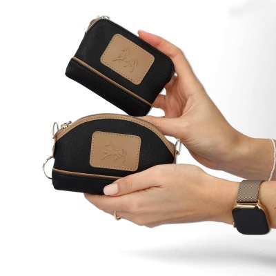 Duas carteiras em tecido preto com detalhes castanhos e emblema de cavalo em relevo