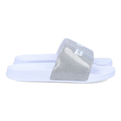 Chinelos brancos com tiras prateadas brilhantes e logo Levis