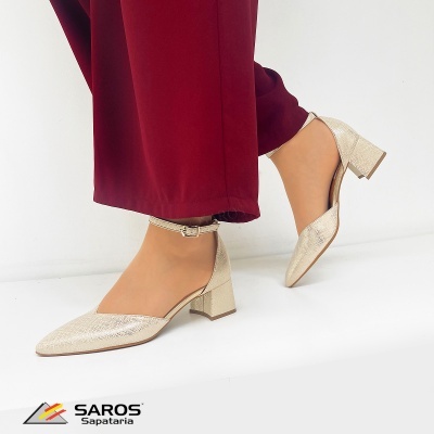 Sapatos bege com padrão croco e salto quadrado usados com calças vinho