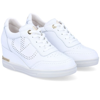 Sapatilhas brancas em pele com detalhes perfurados e atacadores brancos