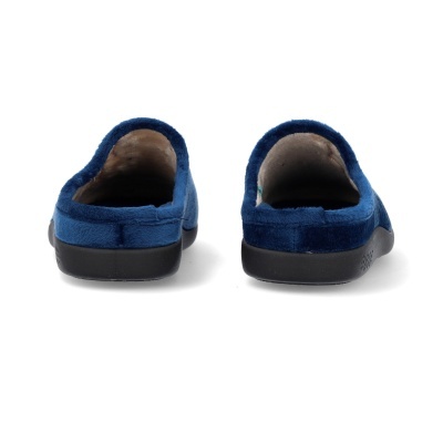 Chinelos azuis de tecido aveludado com sola preta vistos por trás