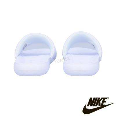 Chinelos Nike brancos vistos de trás com fundo branco