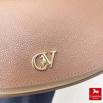 Bolsa castanha clara em pele com logo metálico CV e cavalo