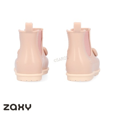 Botins rosa claro de criança vistos de trás