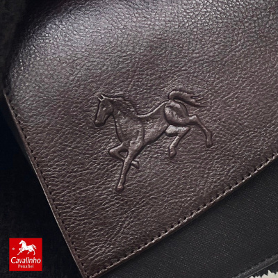 Acessório de couro castanho com cavalo em relevo e logotipo Cavalinho Penafiel