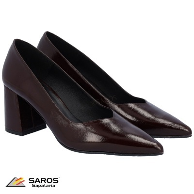 Sapatos de salto alto castanhos escuros com biqueira pontiaguda e salto quadrado