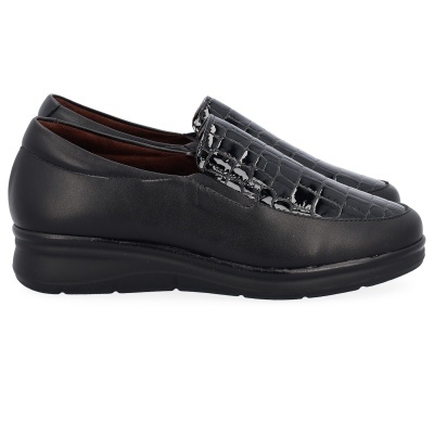 Sapatos mocassim pretos com detalhe croco brilhante