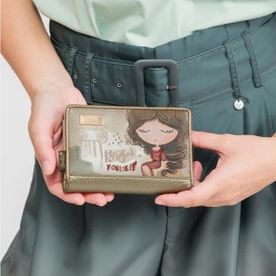 Carteira ilustrada em tons bege e dourado com rapariga e texto know yourself