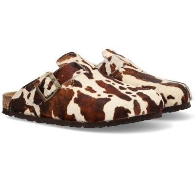 Sabrinas fechadas com padrão animal castanho e branco e fivela metálica lateral