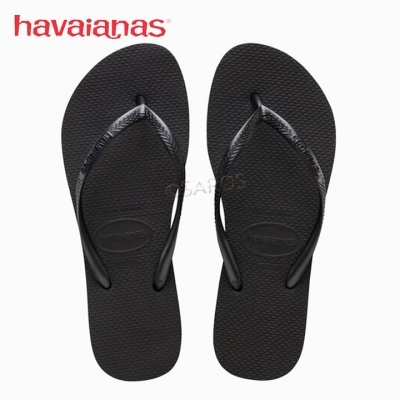 Chinelos havaianas pretos com tiras finas e textura granulada