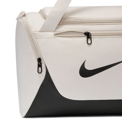 Saco desportivo Nike branco e preto com fechos pretos e logótipo Nike