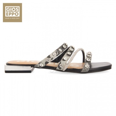 Sandália preta com pedras brilhantes e salto baixo prateado da GIOSEPPO