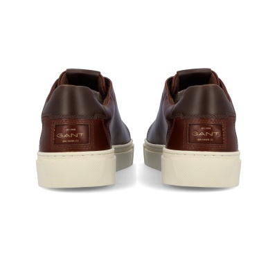 Sapatilhas GANT castanhas com sola branca vistas por trás