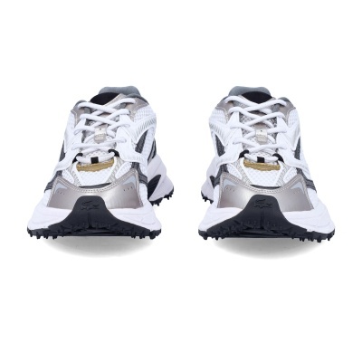 Par de ténis desportivos brancos com detalhes a preto, cinza e dourado