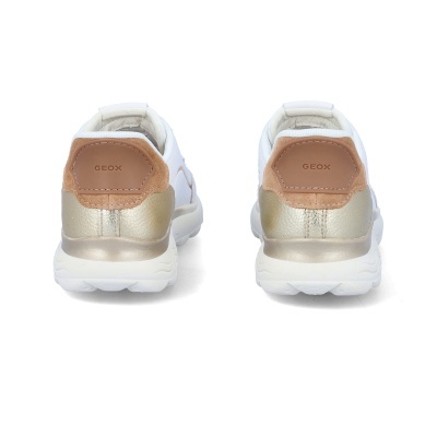 Sapatos brancos GEOX com detalhes em bege e dourado vistos por trás
