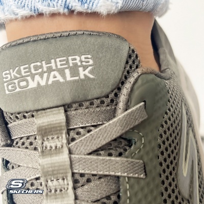 Tênis cinza Skechers GO WALK com malha respirável e cadarços.