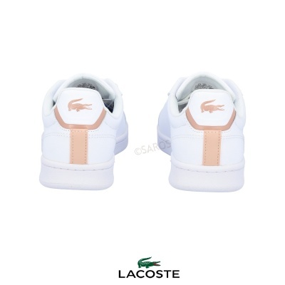 Ténis brancos Lacoste vistos de trás com detalhe rosa e logótipo