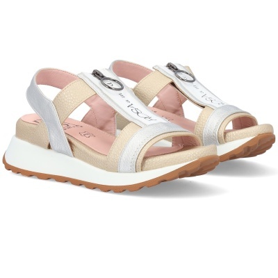 Sandálias femininas douradas e prateadas com sola branca e fecho metálico