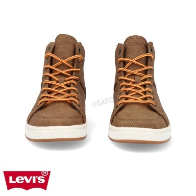 Sapatilhas Levi's castanhas com atacadores laranja em fundo branco e logótipo Levi's