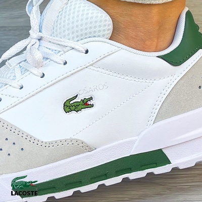 Sapatilha Lacoste branca com detalhes verdes e bege e logótipo de crocodilo
