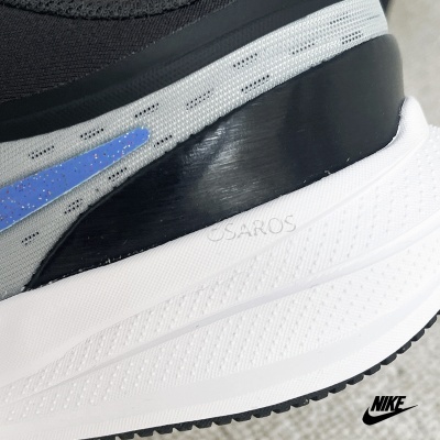 Sapatilha desportiva Nike cinza e preta com detalhe azul e sola branca