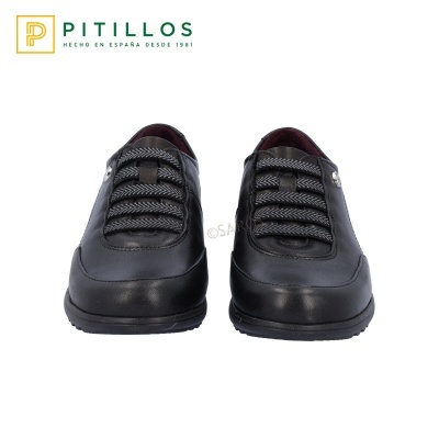 Sapatos pretos de pele com atacadores da marca Pitillos